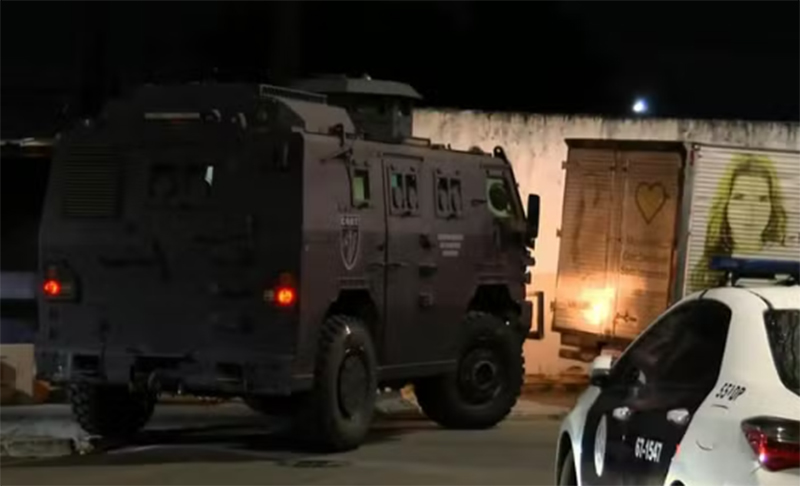 Blindado da Polícia Civil em casa de suspeito: combate à violência contra a mulher (Imagem: TV Globo/Reprodução)