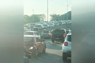 Tráfego de veículos em Manaus: lentidão sobre viaduto (Foto: Feifiane Ramos/AM ATIAL)