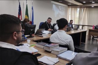 John Lenon na sessão de julgamento nesta terça: ele está preso (Foto: Carlos Souza/TJAM)