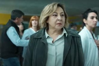 Atriz Carmen Machi interpreta Eva, policial que lidera investigação sobre assassinato (Imagem: Netflix/Reprodução)