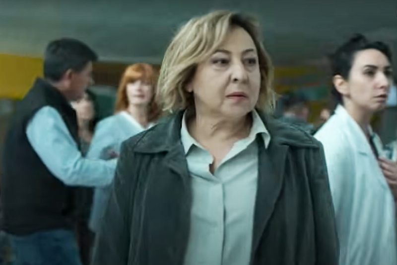 Atriz Carmen Machi interpreta Eva, policial que lidera investigação sobre assassinato (Imagem: Netflix/Reprodução)