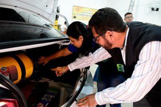 Técnicos do Inmetro orientam sobre cuidado com cilindro de GNV (Foto: Inmetro/Divulgação)