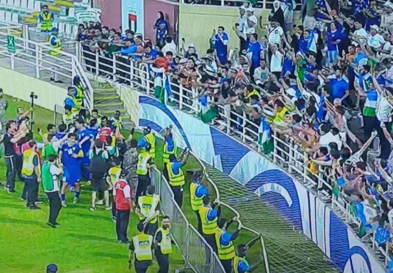 Jogadores do Usbequistão festejaram classificação para a Copa do Mundo com a torcida (Imagem: ESPN/YouTube/Reprodução)