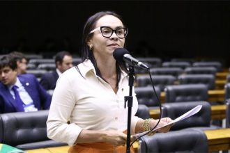 Deputada Ivoneide Caetano, relatora, deu parecer pela aprovação (Foto: Vinícius Loures/Agência Câmara)