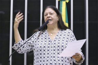 Deputada Laura Carneiro, relatora, deu parecer pela aprovação do projeto (Foto: Kayo Magalhães/Agência Câmara)