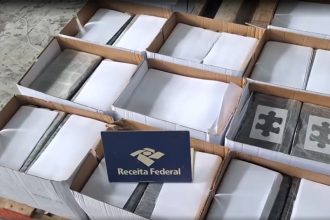 Cocaína estava entre papéis acondicionados em contêineres (Imagem: Receita Federal)