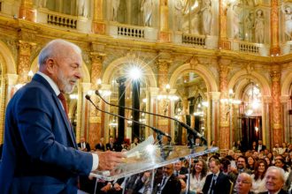 Lula discursa para empresários em Paris: mobilização no Brasil para resgatar popularidade (Foto: Ricardo Stuckert/PR)
