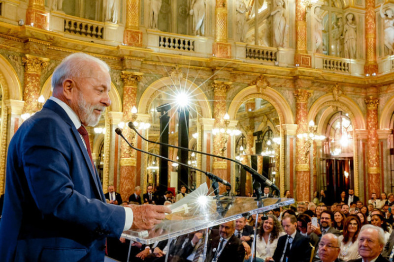 Lula discursa para empresários em Paris: mobilização no Brasil para resgatar popularidade (Foto: Ricardo Stuckert/PR)