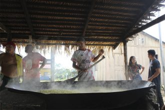 Produção de farinha: painel interativo mostra processo e comunidades envolvidas na produção (Foto: Izabel Santos/Idesam)
