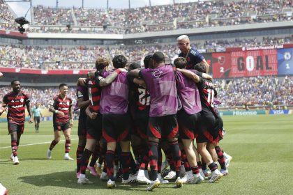 Jogadores festejaram vitória sobre o Chelsea, de virada, no Mundial de Clubes (Foto: Gilvan de Souza/Flamengo FR)