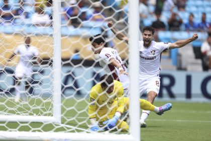 Jogadores do Fluminense ao comemorarem o primeiro gol do triunfo no Mundial de Clubes (Foto: Marcelo Gonçalves/Fluminense FC)