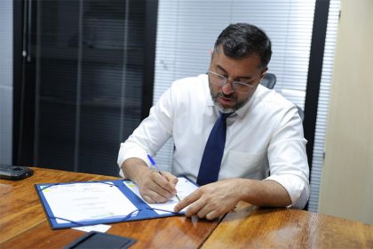 Governador Wilson Lima assinou convênio para construção de balneário público (Foto: Diego Peres/Secom)