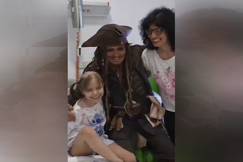 Johnny Depp se caracterizou como Jack Sparrow em visita a hospital (Imagem: X/Reprodução)