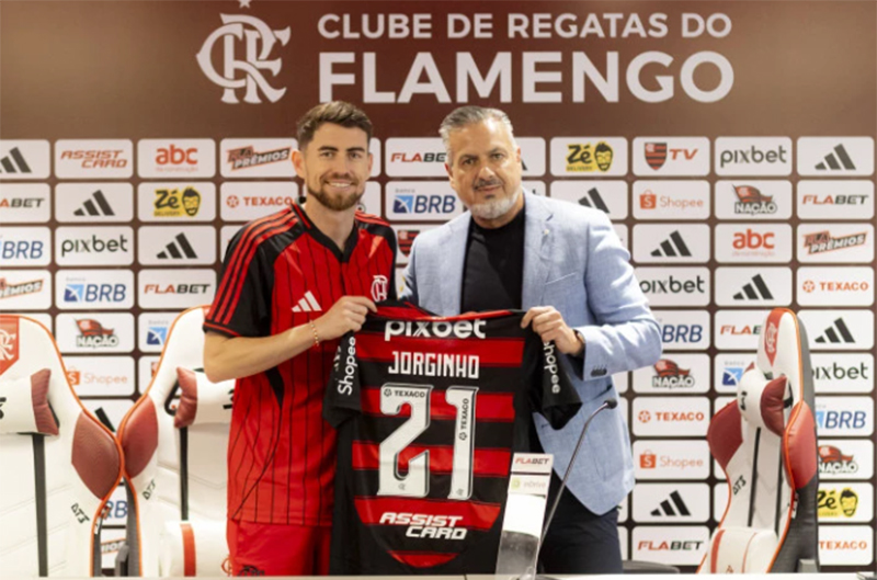 Jorginho foi apresentado no Flamengo como reforço para o Mundial de Clubes (Foto: Adriano Fontes/Flamengo)