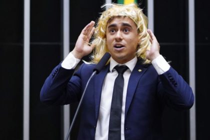 Nikolas Ferreira com peruca no plenário da Câmara debochou de pessoas trans (Foto: Pablo Valadares/Agência Câmara)