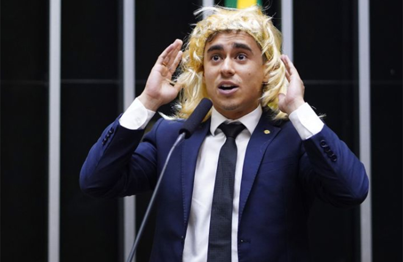 Nikolas Ferreira com peruca no plenário da Câmara debochou de pessoas trans (Foto: Pablo Valadares/Agência Câmara)