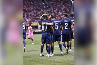Jogadores do PSG comemoram gol: vitória com goleada e classificação (Foto: PSG/Facebook)