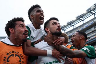 Jogadores comemoram gol de Flaco López na vitória do Palmeiras (Foto: Cesar Greco/Palmeiras/by Canon)