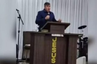 Pastor Sergio Carvinho antes de passar mal e morrer em culto evangélico (Imagem: WhatsApp/Reprodução)