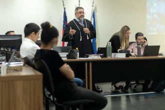 Casal no Tribunal do Júri