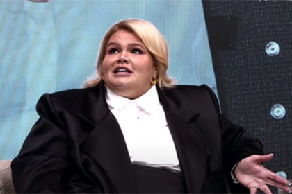 Thais Carla contou sobre cirurgia em entrevista a Leo Dias (Imagem: YouTube/Reprodução)