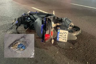 Testemunhas disseram que piloto passou por buraco na pista e perdeu controle da moto (Foto: WhatsApp/Reprodução)