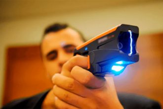 Arma de choque – os tasers – poderá ser usada pelos cidadãos (Foto: Spark/Divulgação)