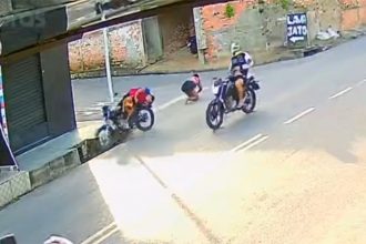 Momento em que bandido atira em Moisés e ele cai com o filho e a esposa (Imagem: Câmera de minitoramento)