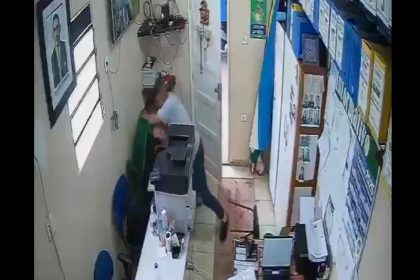 Momento em que o professor ataca o diretor em sala da secretaria da escola (Imagens: câmera de monitoramento/PCAM)