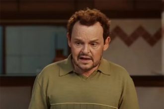 Ator Matheus Nachtergaele interpreta a personagem Poliana, que revela ser assexual (Imagem: TV Globo/Reprodução)