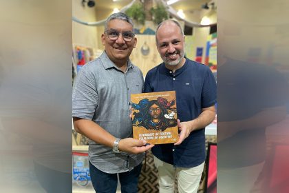 Diego Omar da Silveira e Eliseu da Silva Souza são os autores do almanaque (Foto: UEA/Divulgação)