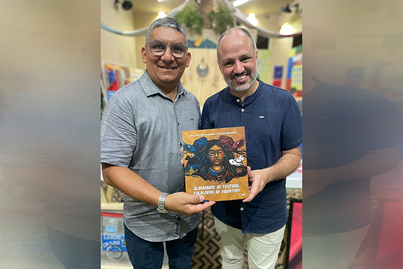 Diego Omar da Silveira e Eliseu da Silva Souza são os autores do almanaque (Foto: UEA/Divulgação)