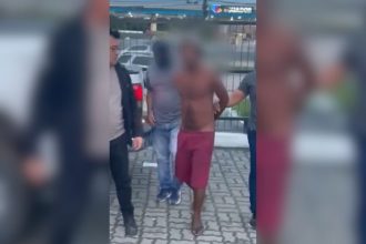 Momento em que Anderson Tomais dos Santos chega à delegacia preso(Imagem: Reprodução/PC-AM)