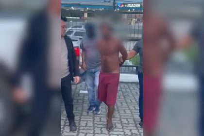 Momento em que Anderson Tomais dos Santos chega à delegacia preso(Imagem: Reprodução/PC-AM)