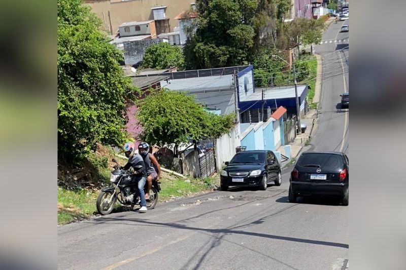 Motociclista se desequilibrou ao se desviar de buracos na rua Benjamin Constant, no bairro Petrópolis (Foto: Feifiane Ramos/AM ATUAL)