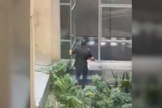 Momento em que o homem tenta fugir (Imagem: Divulgação/WhatsApp)