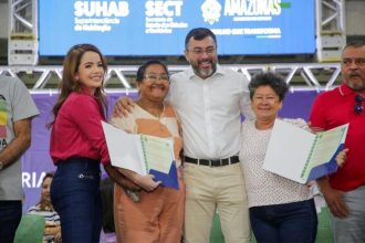 Entrega de títulos definitivos feita pelo governador do Amazonas (Foto: Divulgação/Sect)