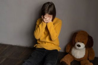 Violência contra crianças e adolescentes no Amazonas ocorrem dentro de casa (Foto: Reprodução/freepik)