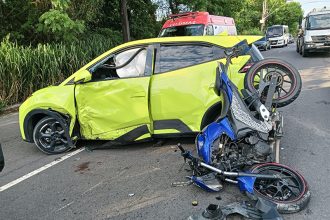 Moto bateu na lateral do carro e ficou destruída (Foto: WhatsApp/Reprodução)
