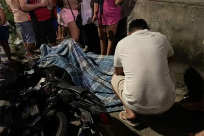Corpo do motociclista foi coberto com lençol (Foto: WhatsApp/Divulgação)