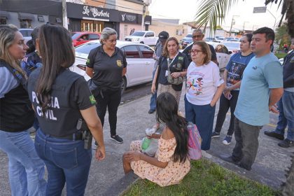 Desembargadora Joana dos Santos Meirelles com equipe da Justiça e a adolescente grávida: trabalho infantil (Foto: Chico Batata/TJAM)