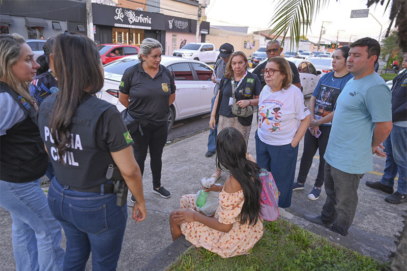 Desembargadora Joana dos Santos Meirelles com equipe da Justiça e a adolescente grávida: trabalho infantil (Foto: Chico Batata/TJAM)