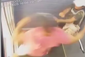 Câmera no elevador registrou momento da agressão do marido contra a esposa (Imagem: PC-RN/Reprodução)