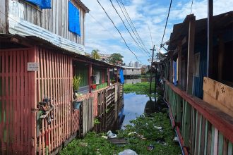 Casa alagadas em área do bairro Educandos, na zona sul de Manaus: cenário frequente na cheia do Rio Negro (Foto: Thiago Gonçalves/AM ATUAL)