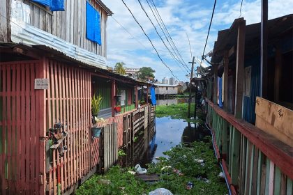 Casa alagadas em área do bairro Educandos, na zona sul de Manaus: cenário frequente na cheia do Rio Negro (Foto: Thiago Gonçalves/AM ATUAL)