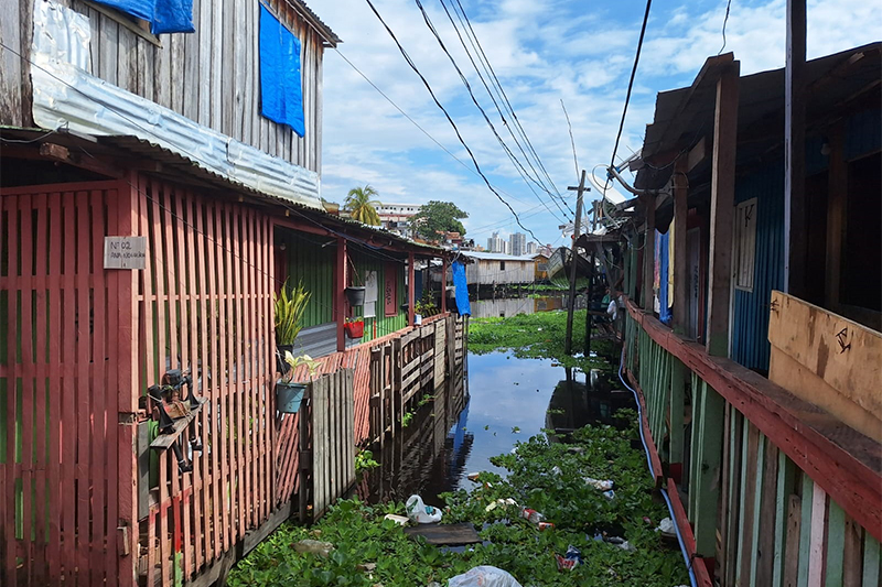 Casa alagadas em área do bairro Educandos, na zona sul de Manaus: cenário frequente na cheia do Rio Negro (Foto: Thiago Gonçalves/AM ATUAL)