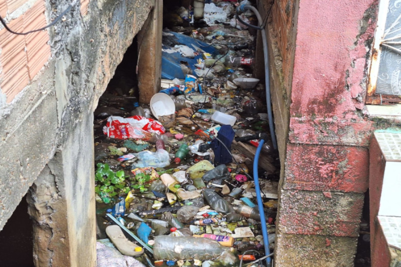 Lixo entre casas alagadas é conseguência da falta de conscientização dos moradores e de planejamento urbano (Foto: Thiago Gonçalves/AM ATUAL)