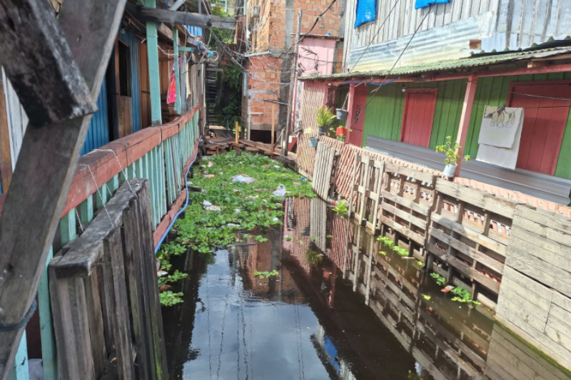 Casas em Educandos, no Centro de Manaus: ocupação de espaço próximo de serviços e comértcio e sujeito à alagação (Foto: Thjiagho Gonçalves/AM ATUAL)