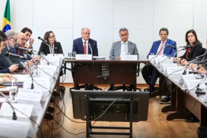 Geraldo Alckmin com empresários: união para reverter tarifaço de Trump (Foto: Lula Marques/ABr)