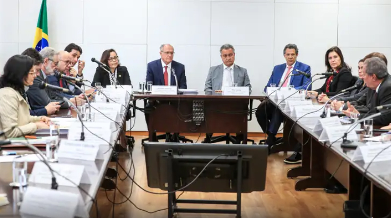 Geraldo Alckmin com empresários: união para reverter tarifaço de Trump (Foto: Lula Marques/ABr)